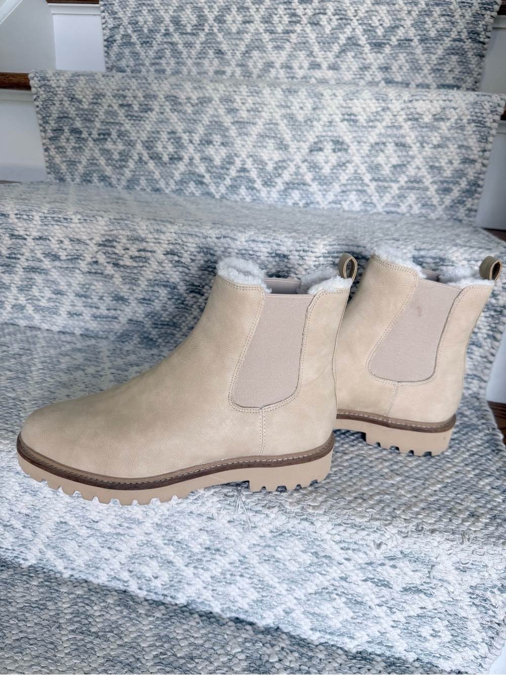 Like new JCrew light leather Chukka boot with shearling